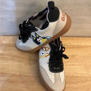 Bluey Men's Low Top Laced Sneakers.